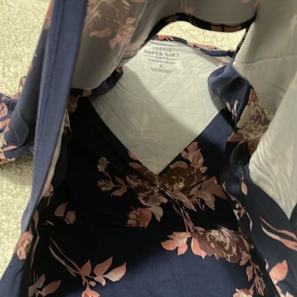 NWT- Torrid - 1, 2 or 3. Maternity Nursing Tee - Picture 4 of 7